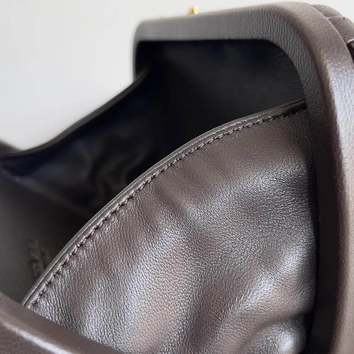 Batch 1860 BV Knot | The classic return of the evening bag. Original leather ➕ Stainless steel hardware ➕ 24k real gold plating ➕ Fully handmade. Those who know the history of our brand should have heard that the knot is a story of Bottega Veneta, and it is also one of the more important design elements. Matthieu Blazy's work this season sublimates Knot's classics, with a new knot design and a woven shoulder strap, plus Fouland Intreccio's weaving technology, adding some fashion to the retro and nostalgic feel of the past. Style number: 717622 Size: 20.5*6*12.5